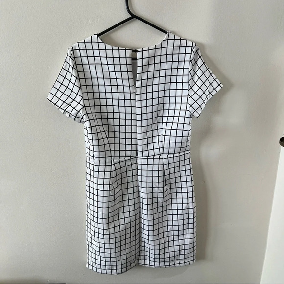 Romeo & Juliet Couture Short Sleeve Mini Dress Checkered Grid Print EUC Medium - Picture 2 of 6
